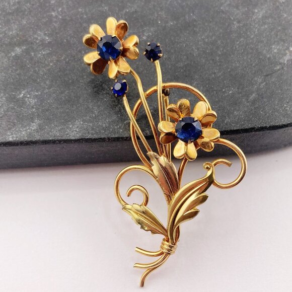 VINTAGE Gold-filled flower brooch with dark blue rhinestones ~ 1950s daisy pin - Picture 1 of 10